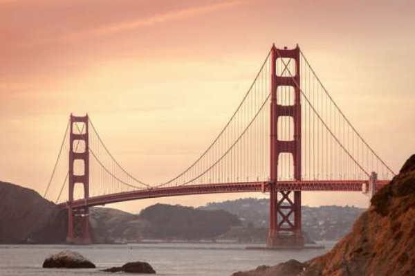 Закатное небо над мостом Золотые ворота в Сан-Франциско