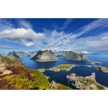 Лофотенські острови простягаються в Норвезькому морі