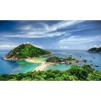 Зеленый остров Нанг Юань омывает океан