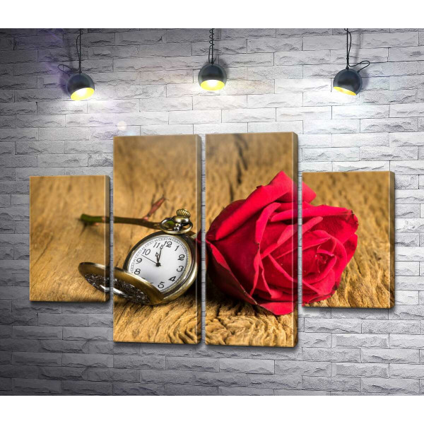 Кишеньковий годинник і червона троянда