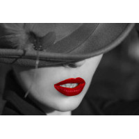 Червоні губи загадкової дівчини в капелюшку