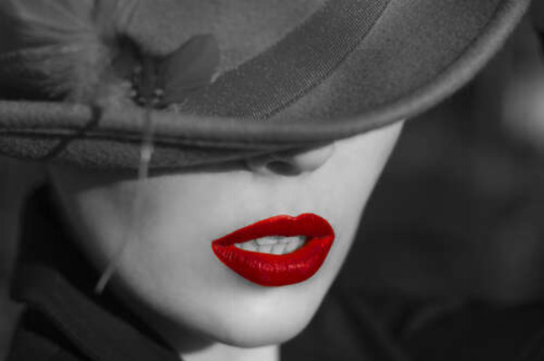 Червоні губи загадкової дівчини в капелюшку