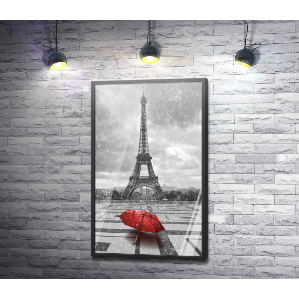 Красный зонт перед Эйфелевой башней