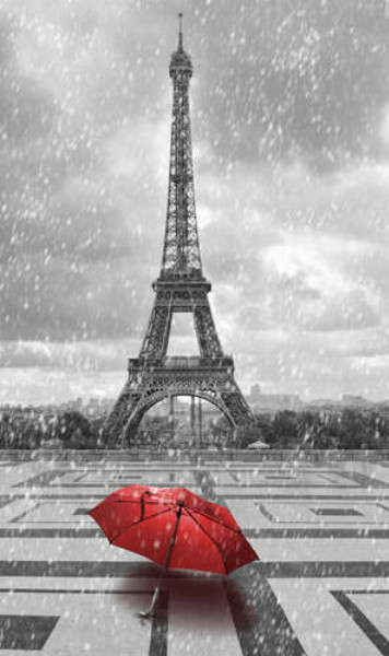 Червона парасолька перед Ейфелевою вежею