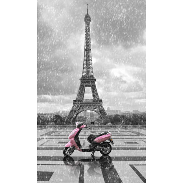 Рожевий скутер перед Ейфелевою вежею