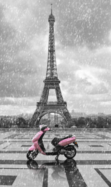 Розовый скутер перед Эйфелевой башней