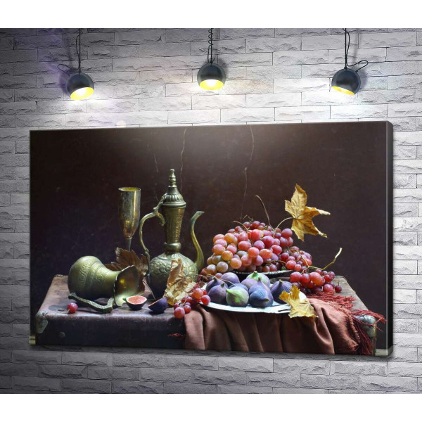 Осінній натюрморт з посудом, інжиром та виноградом