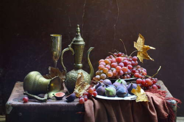Осенний натюрморт с посудой, инжиром и виноградом
