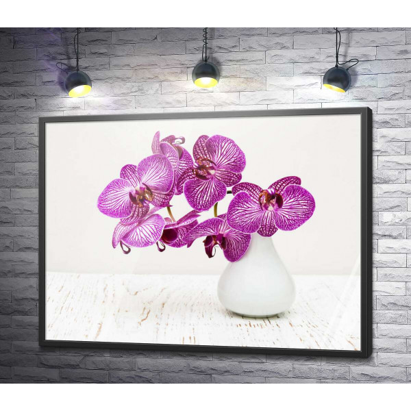 Фіолетові квіти орхідеї у вазі