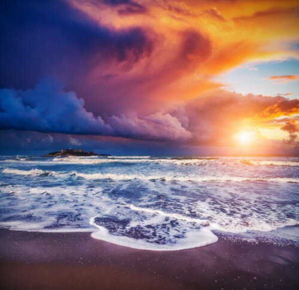 Захід сонця на грозовому пляжі
