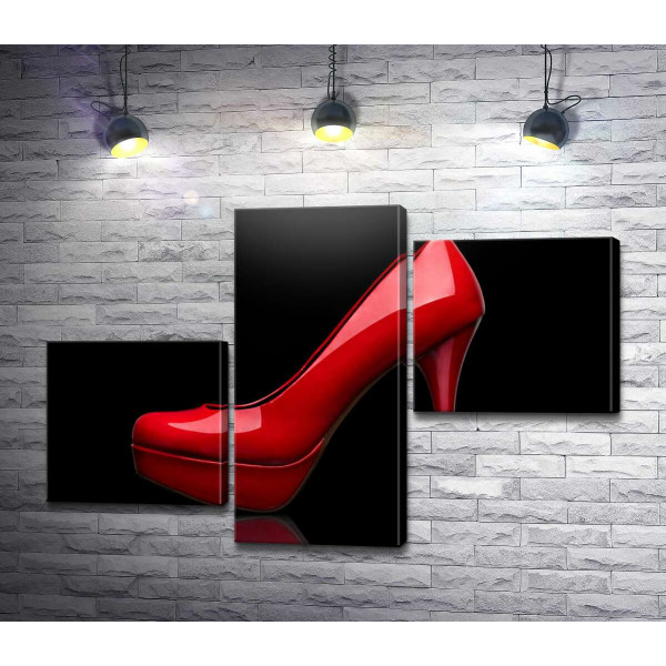Красные женские туфли на шпильке