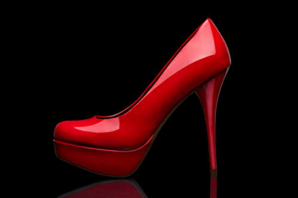 Красные женские туфли на шпильке
