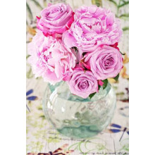Розовые пионы и розы в вазе
