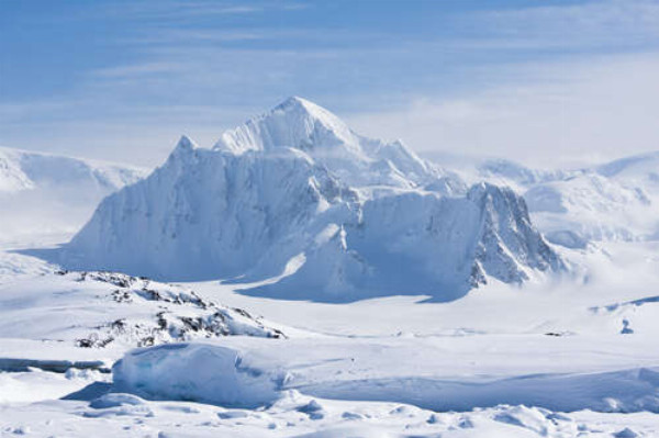 Горы Антарктиды укрытые снегом
