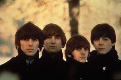 Архивная фотография группы Beatles на улице