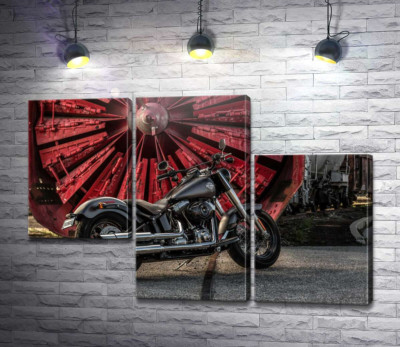 Модульная картина "Мотоцикл Harley Davidson на фоне турбины"