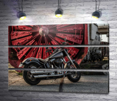 Мотоцикл Harley Davidson на тлі турбіни