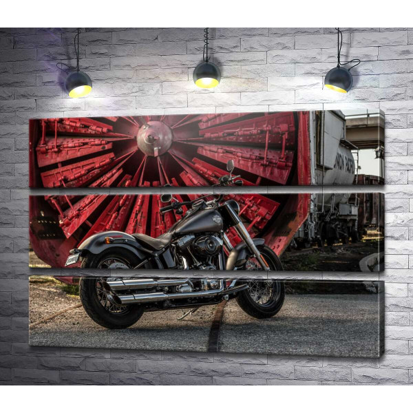 Мотоцикл Harley Davidson на фоне турбины