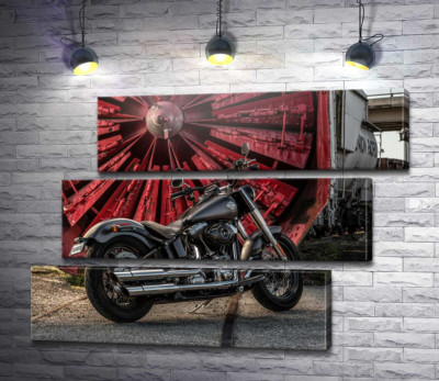 Мотоцикл Harley Davidson на тлі турбіни