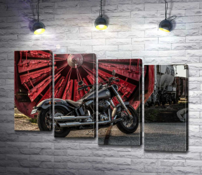 Мотоцикл Harley Davidson на фоне турбины