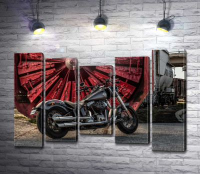 Модульна картина "Мотоцикл Harley Davidson на тлі турбіни"