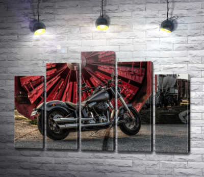 Модульная картина "Мотоцикл Harley Davidson на фоне турбины"