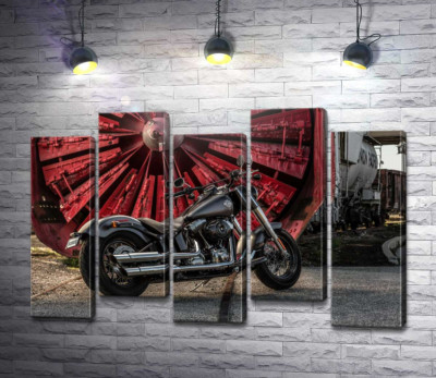 Модульная картина "Мотоцикл Harley Davidson на фоне турбины"