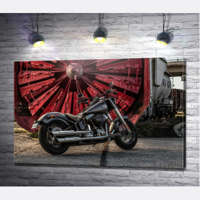 Мотоцикл Harley Davidson на фоне турбины