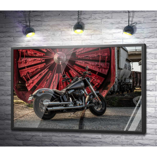 Мотоцикл Harley Davidson на фоне турбины