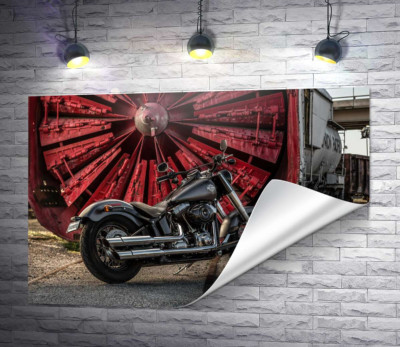 Мотоцикл Harley Davidson на фоне турбины
