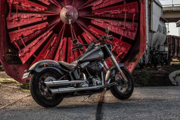 Мотоцикл Harley Davidson на тлі турбіни