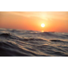Волнение моря в лучах заходящего солнца