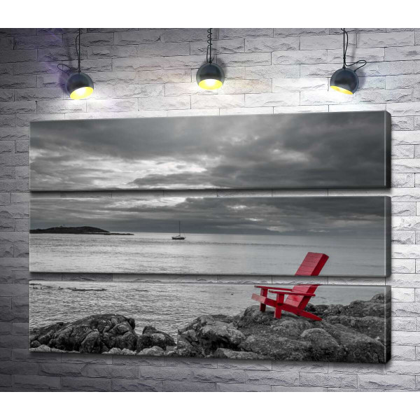 Самотній стілець на березі чорно-білого моря