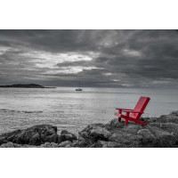 Одинокий стул на берегу черно-белого моря