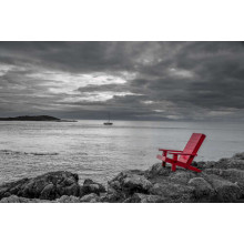 Одинокий стул на берегу черно-белого моря