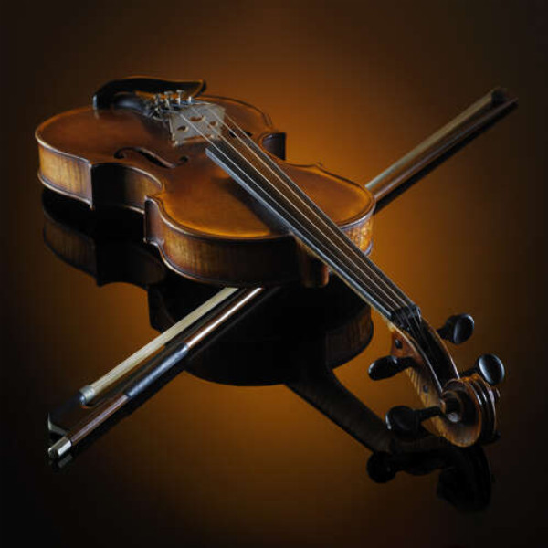 Утонченная старинная скрипка и смычок