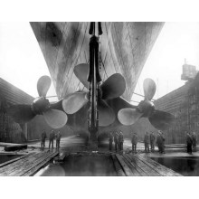 Архивная фотография установки гребных винтов на Титаник