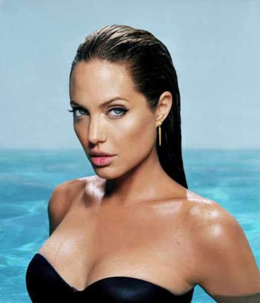 Прекрасная Анджелина Джоли в воде