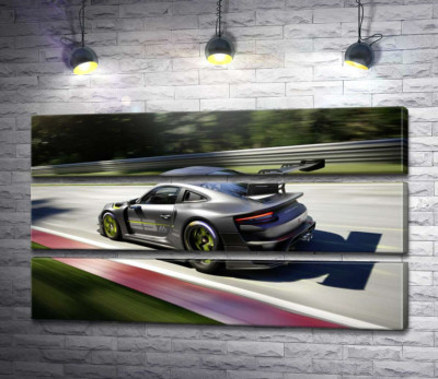 Сірий автомобіль Porsche 911 GT2 мчить по трасі