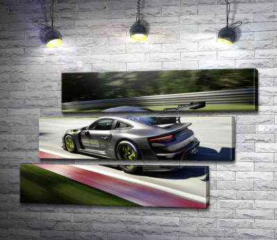 Модульная картина "Серый автомобиль Porsche 911 GT2 мчит по трассе"