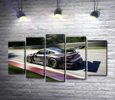 Сірий автомобіль Porsche 911 GT2 мчить по трасі