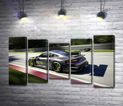 Модульна картина "Сірий автомобіль Porsche 911 GT2 мчить по трасі"