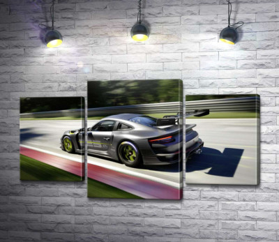 Серый автомобиль Porsche 911 GT2 мчит по трассе