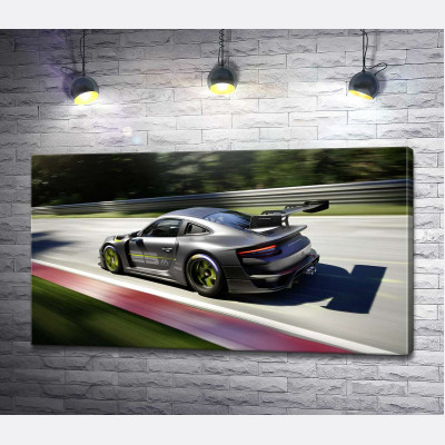 Сірий автомобіль Porsche 911 GT2 мчить по трасі