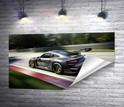 Серый автомобиль Porsche 911 GT2 мчит по трассе