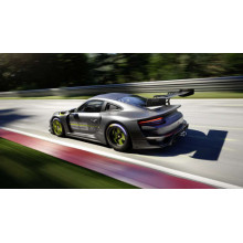 Серый автомобиль Porsche 911 GT2 мчит по трассе