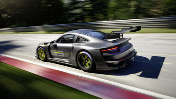 Сірий автомобіль Porsche 911 GT2 мчить по трасі