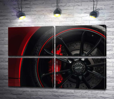 Колесо червоного автомобіля Porsche 911 GT3