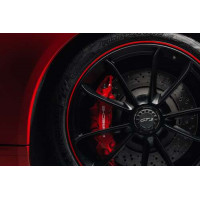 Колесо червоного автомобіля Porsche 911 GT3