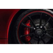 Колесо красного автомобиля Porsche 911 GT3
